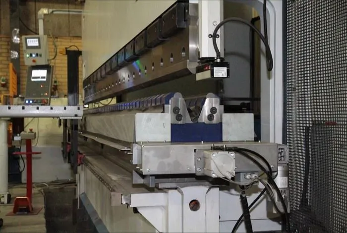 CNC motorized Large adjustable V dies press brake lazersafe iris guarding CE