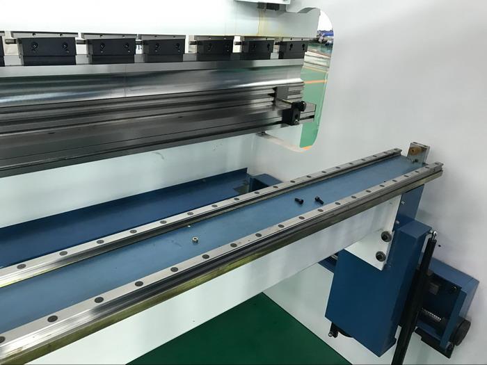 dual linear guide for bending fingers moving Yawei 160T4M CNC synchro press brake